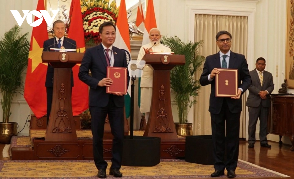 Top Vietnamese leader, Indian PM witness exchange of cooperation documents